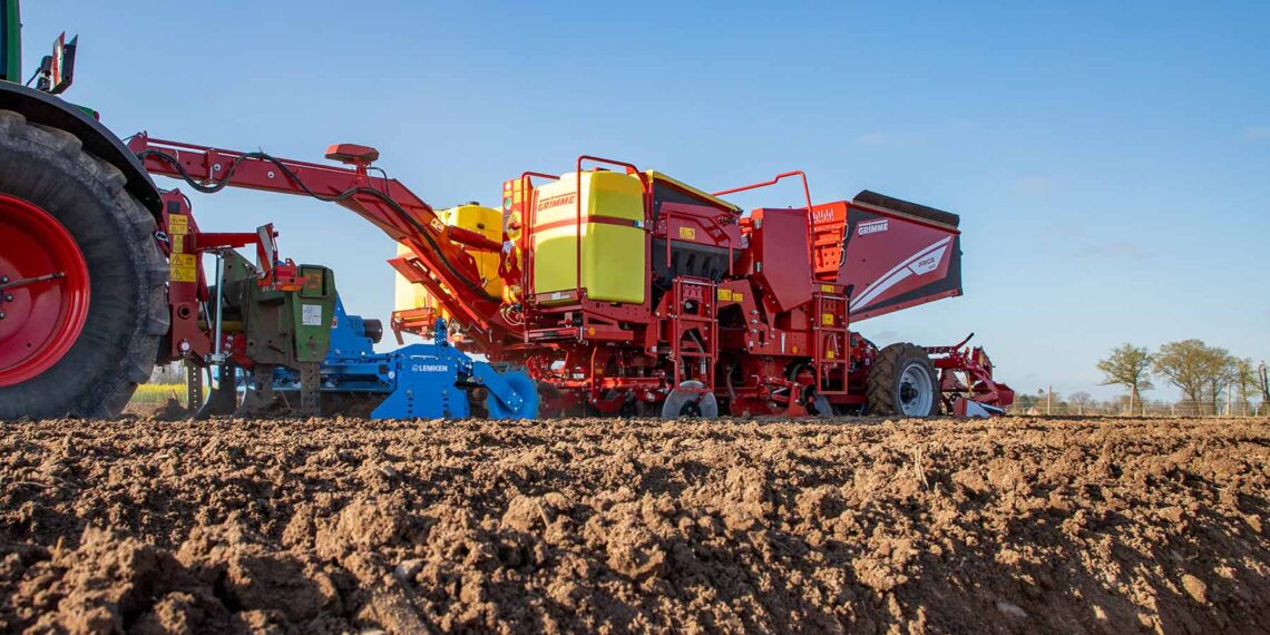 PRIOS 440 machine with active tillage device during operation in the field